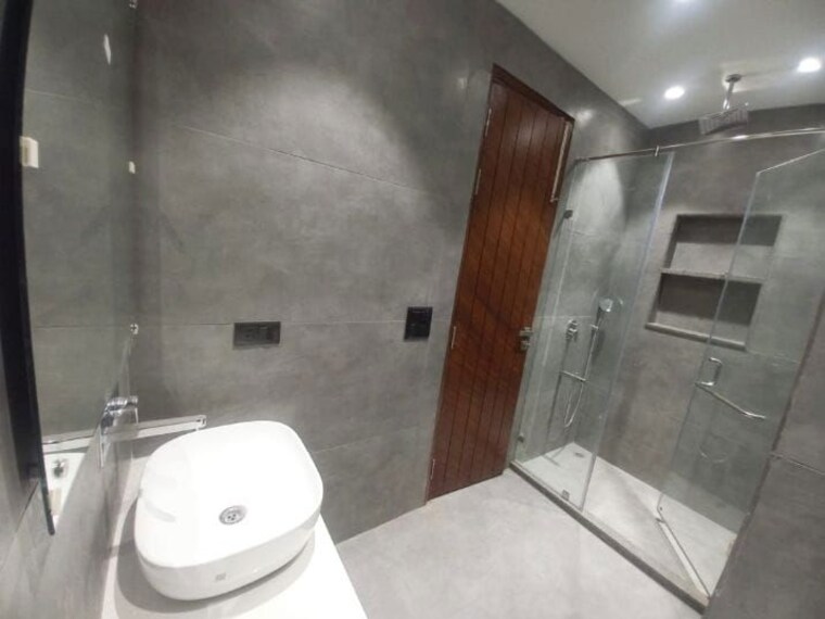 Bathroom, shanti niketan 6 Bedroom 650 Sq.Yd. Villa In Shanti Niketan Delhi 10570988