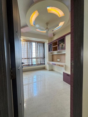 Room in 2.5 BHK Apartment at Oberoi Realty Woods, Goregaon East – for Rent