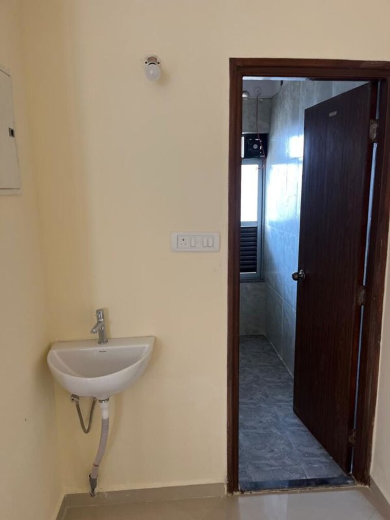 Bathroom, mulund west Pg For Girls In Mulund West 10570992