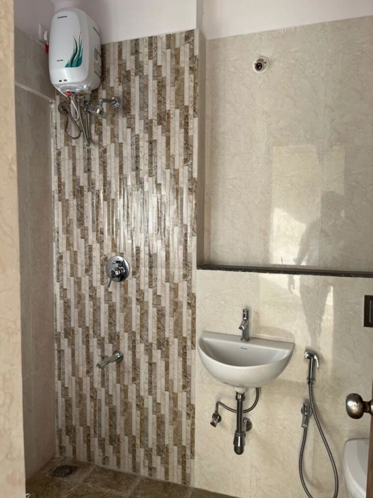 Bathroom, mulund west Pg For Girls In Mulund West 10570992