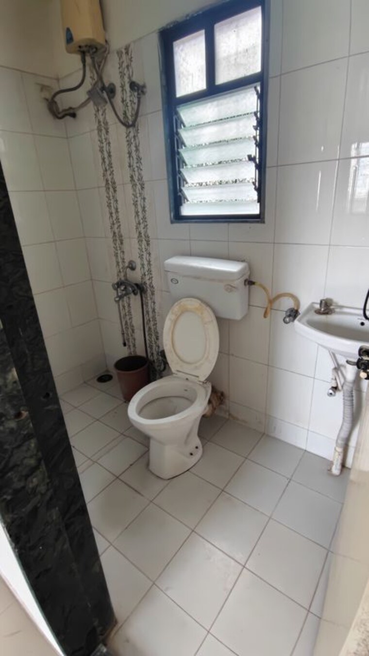 Bathroom, belvalkar-chaitrangan 2 Bedroom 850 Sq.Ft. Apartment In Katraj Pune 10571149