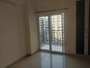 Room in 3.5 BHK Apartment at Saviour Park, Mohan Nagar – for Rent