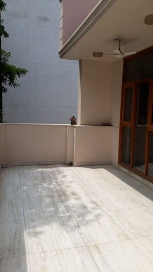 Room in 3 BHK Independent House at DLF Green Avenue, Dlf Phase iv – for Rent