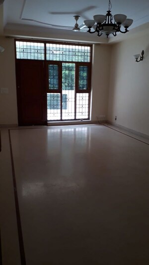 Room in 3 BHK Independent House at DLF Green Avenue, Dlf Phase iv – for Rent