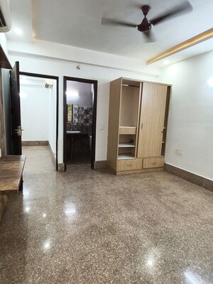 Room in 3 BHK Independent House at DLF Green Avenue, Dlf Phase iv – for Rent