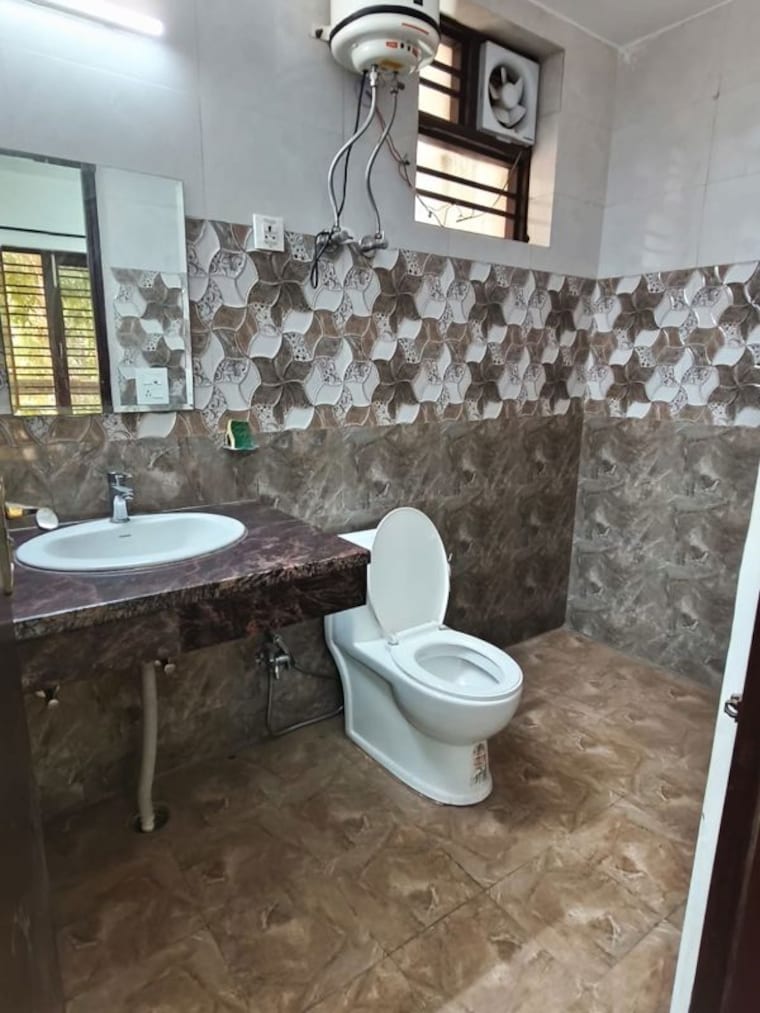 Bathroom, dlf-green-avenue 3 Bedroom 360 Sq.Yd. Independent House In Dlf Phase iv Gurgaon 10571213