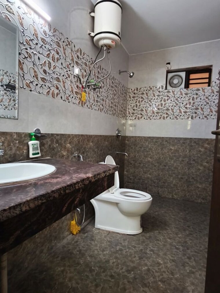 Bathroom, dlf-green-avenue 3 Bedroom 360 Sq.Yd. Independent House In Dlf Phase iv Gurgaon 10571213