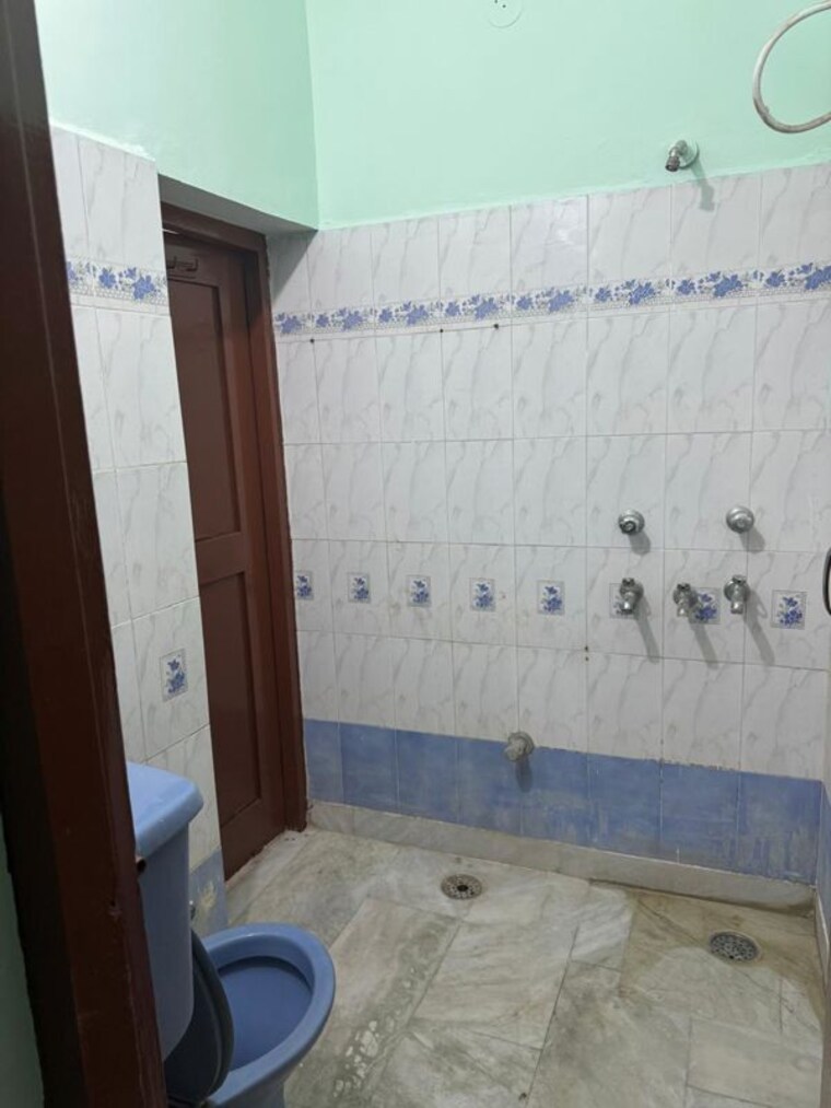 Bathroom, ludhiana city centre 2 Bedroom 100 Sq.Yd. Builder Floor In Ludhiana City Centre Ludhiana 10571220