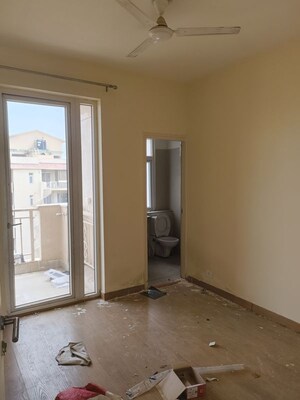 Room in 3.5 BHK Apartment at Emaar Palm Hills, Sector 77 – for Rent