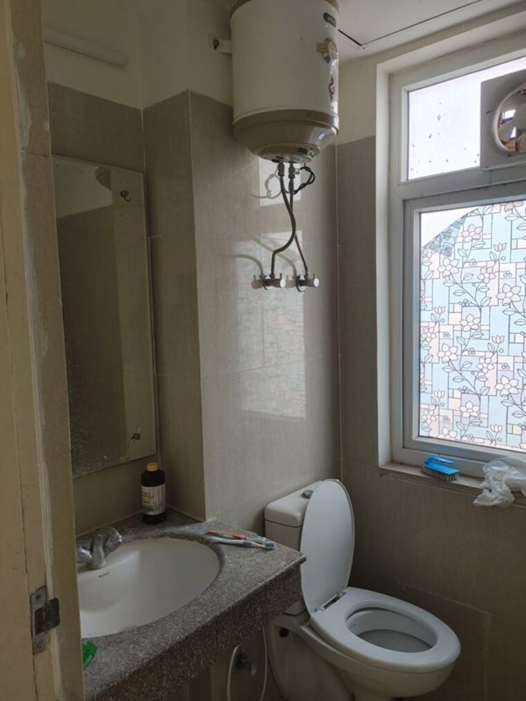 Bathroom, emaar-palm-hills 3.5 Bedroom 1550 Sq.Ft. Apartment In Sector 77 Gurgaon 10571209