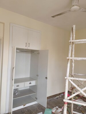 Furnished Amenities in 3.5 BHK Apartment at Emaar Palm Hills, Sector 77 – for Rent