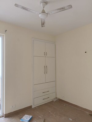 Room in 3.5 BHK Apartment at Emaar Palm Hills, Sector 77 – for Rent