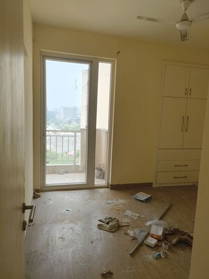 Room in 3.5 BHK Apartment at Emaar Palm Hills, Sector 77 – for Rent