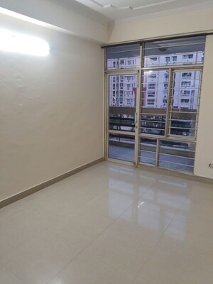 Room in 3 BHK Apartment at Eldeco Green Meadows, Pi Greater Noida – for Rent