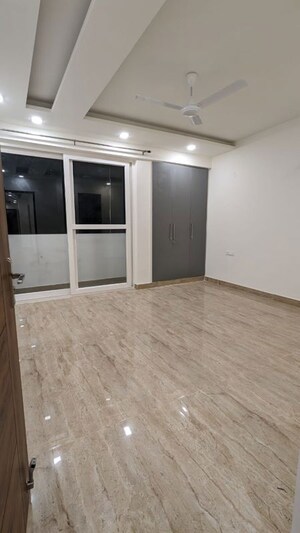 Room in 4 BHK Apartment at Sector 76 – for Sale