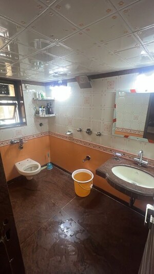 Team Area in 2 BHK Apartment at Golden Square, Santacruz East – for Rent