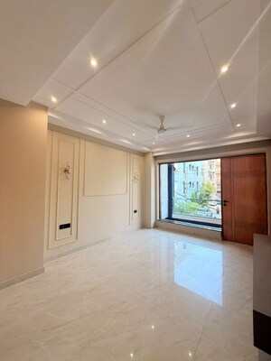 Room in 3 BHK Builder Floor at Sector 10a – for Sale