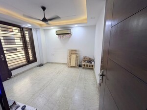 Room in 3 BHK Builder Floor at Sector 9a – for Sale
