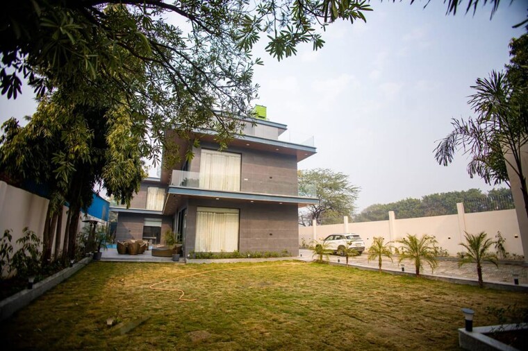 Garden, vasant kunj 5 Bedroom 9000 Sq.Ft. Villa In Vasant Kunj Delhi 10571668