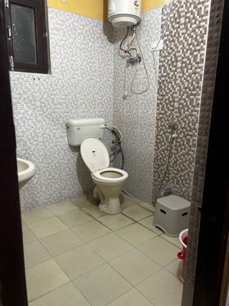 Bathroom, gomti nagar 3 Bedroom 1800 Sq.Ft. Apartment In Gomti Nagar Lucknow 10571691