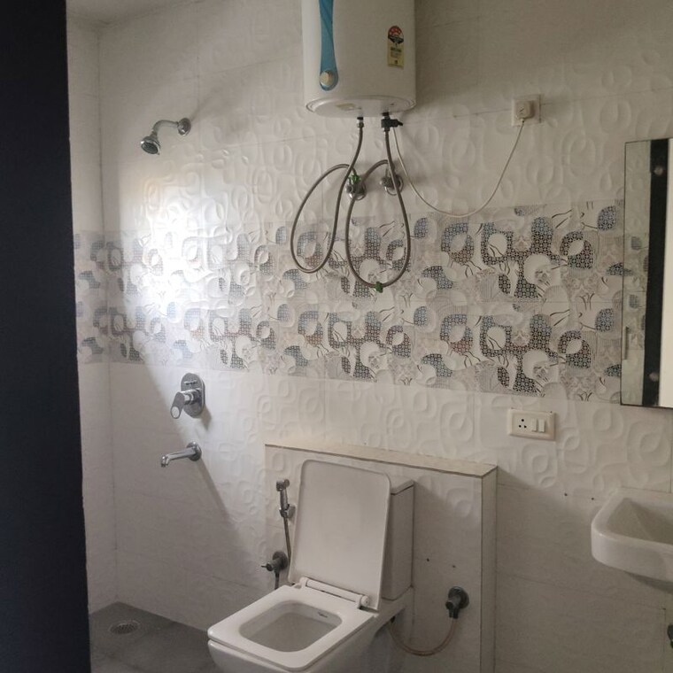 Bathroom, sector 9a 3 Bedroom 2760 Sq.Ft. Builder Floor In Sector 9a Gurgaon 10571794