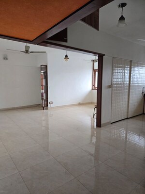 Room in 2 BHK Apartment at Ashiana Glaxo CHS, Bandra West – for Rent