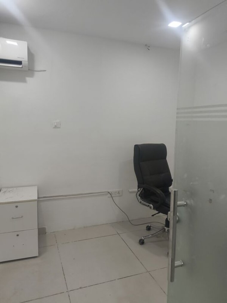 Room, kharar road Commercial Office Space 1500 Sq.Ft. In Kharar Road Mohali 10571843