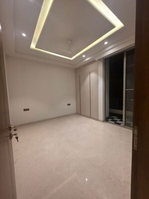 Room in 4 BHK Builder Floor at Chittaranjan Park – for Rent