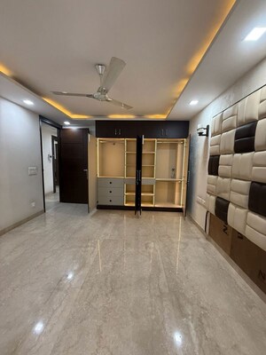 Room in 3 BHK Builder Floor at Greater Kailash ii – for Rent