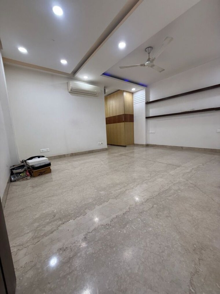 Room, greater kailash ii 3 Bedroom 250 Sq.Yd. Builder Floor In Greater Kailash ii Delhi 10571862