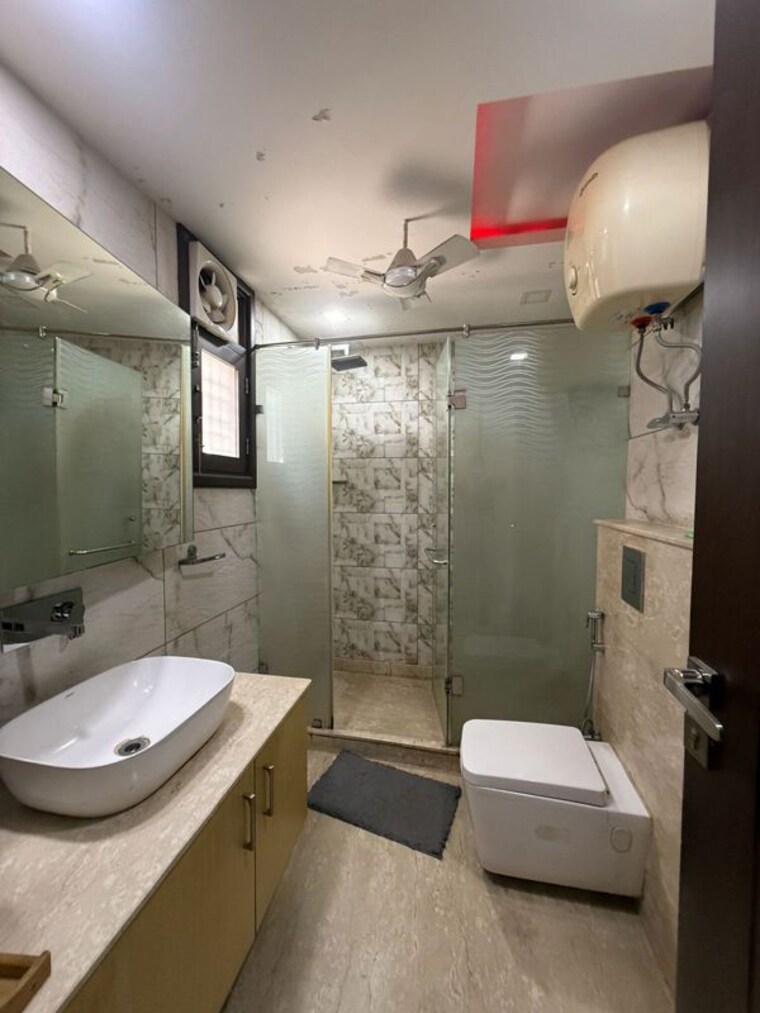 Bathroom, greater kailash ii 3 Bedroom 250 Sq.Yd. Builder Floor In Greater Kailash ii Delhi 10571862