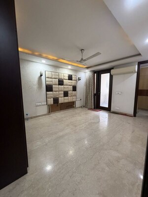 Room in 3 BHK Builder Floor at Greater Kailash ii – for Rent