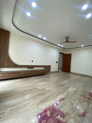 Room in 4 BHK Builder Floor at Shanti Kunj – for Rent