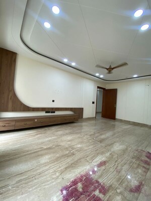 Room in 4 BHK Builder Floor at Shanti Kunj – for Rent
