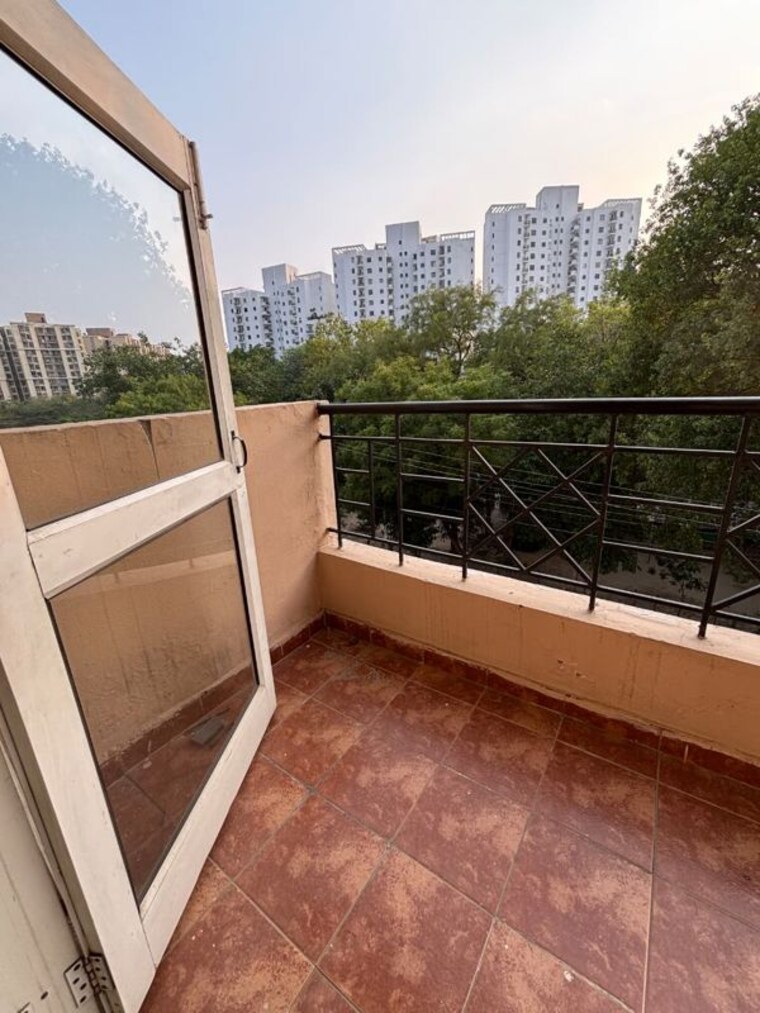 Balcony, hewo-apartments-gurgaon 2 Bedroom 1800 Sq.Ft. Apartment In Sector 47 Gurgaon 10571911