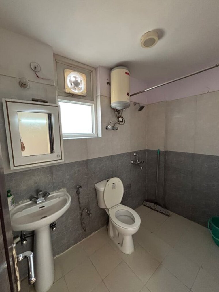 Bathroom, hewo-apartments-gurgaon 2 Bedroom 1800 Sq.Ft. Apartment In Sector 47 Gurgaon 10571911