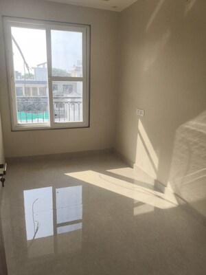 Room in 3 BHK Builder Floor at Sector 10a – for Rent