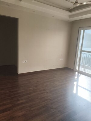 Room in 3 BHK Builder Floor at Sector 10a – for Rent
