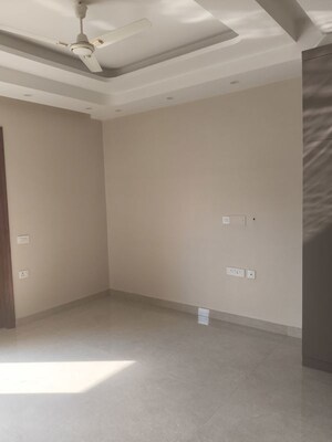 Room in 3 BHK Builder Floor at Sector 10a – for Rent