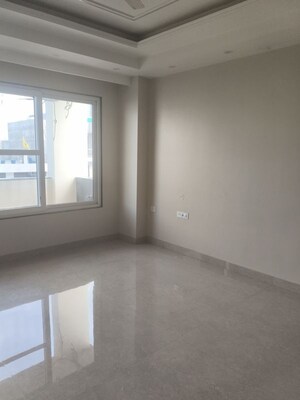 Room in 3 BHK Builder Floor at Sector 10a – for Rent