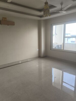 Room in 3 BHK Builder Floor at Sector 10a – for Rent