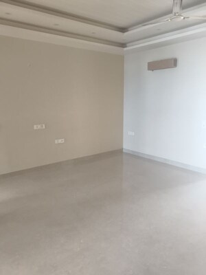 Room in 3 BHK Builder Floor at Sector 10a – for Rent