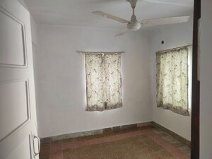 Room in 2 BHK Apartment at Sukumar CHS, Vile Parle East – for Rent