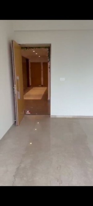 Room in 2 BHK Apartment at Piramal Aranya, Byculla – for Rent