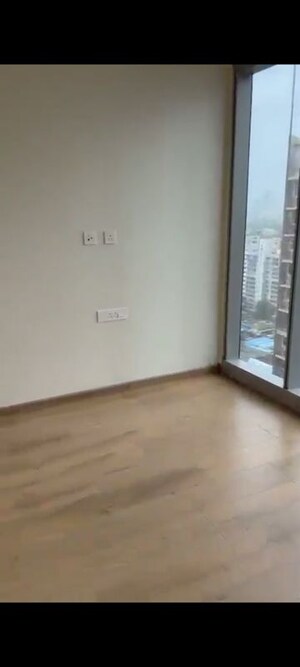 Room in 2 BHK Apartment at Piramal Aranya, Byculla – for Rent