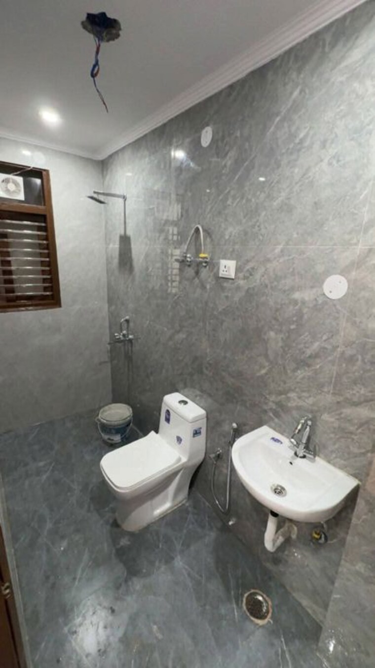 Bathroom, freedom fighters enclave 1 Bedroom 450 Sq.Ft. Apartment In Freedom Fighters Enclave Delhi 10572165