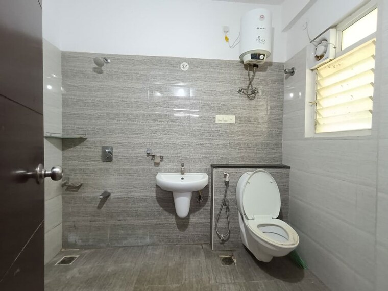 Bathroom, dsr-ultima 3 Bedroom 1700 Sq.Ft. Apartment In Harlur Bangalore 10572163