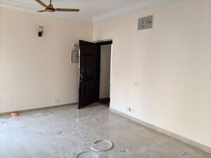 Room in 2 BHK Apartment at Paramount Floraville, Sector 137 – for Rent