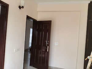 Room in 2 BHK Apartment at Paramount Floraville, Sector 137 – for Rent