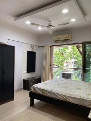Bedroom in 2 BHK Apartment at Khar West – for Rent
